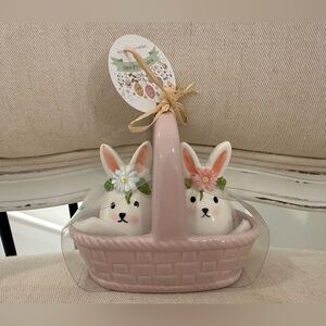 🤍 NWT Potter’s Studio Ceramic Bunny Salt & Pepper Shakers in basket